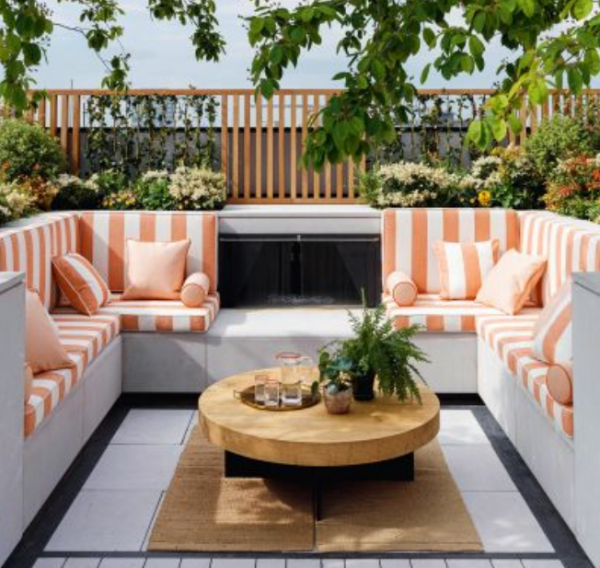 Area teras dengan furniture outdoor untuk ruang santai